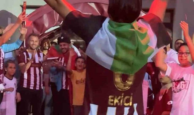 Elazığspor şampiyonluk kutlamalarında Filistin ve Doğu Türkistan'ı unutmadı