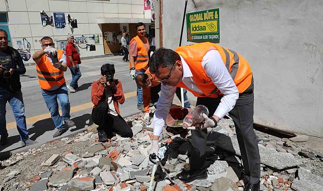 Eldiveni takan başkan ve kaymakam kenti temizlemek için sahaya indi