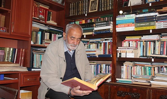 Emekli öğretmen 66 yıldır okuduğu kitapların kaydını tutuyor