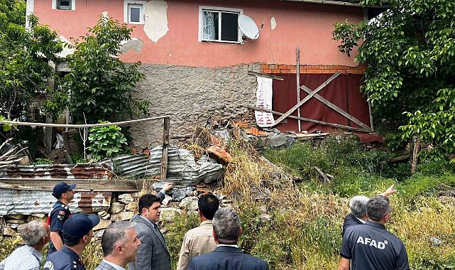 Emet'te heyelan nedeniyle yıkılması gereken binalar yerinde incelendi