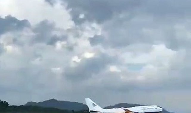 Endonezya'da motoru alev alan yolcu uçağı acil iniş yaptı