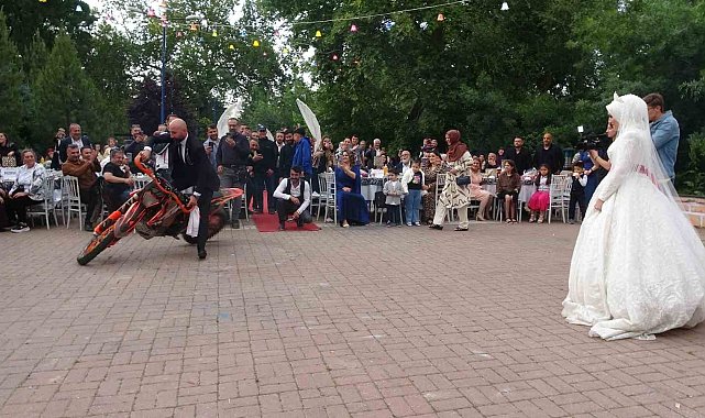 Enduro motosiklet tutkunu genç düğününde sahnede şov yaptı