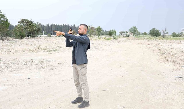 Enkaz kentin sokaklarını gezerek görüntüleyen fenomen genç, hemşehrilerinin memleket özlemini gideriyor