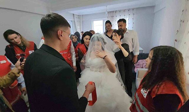Enkazdan sağ çıkan Hediye hayırseverlerin desteğiyle dünyaevine girdi