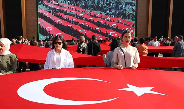 Erzincan'da 500 metre uzunluğundaki Türk bayrağıyla 'Gençlik Yürüyüşü' yapıldı