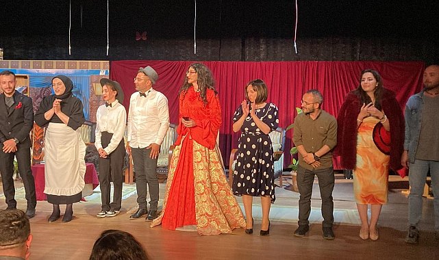 Erzincan'da "İhtiyar Kız" isimli komedi oyunu sahnelendi
