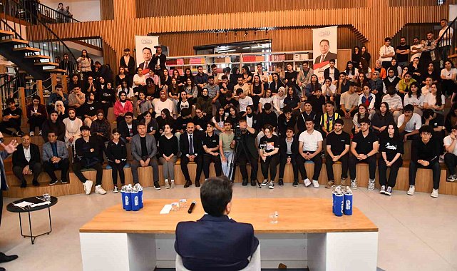 Esenyurt Belediye Başkanı Özer, gençlere kariyer yıllarını anlattı