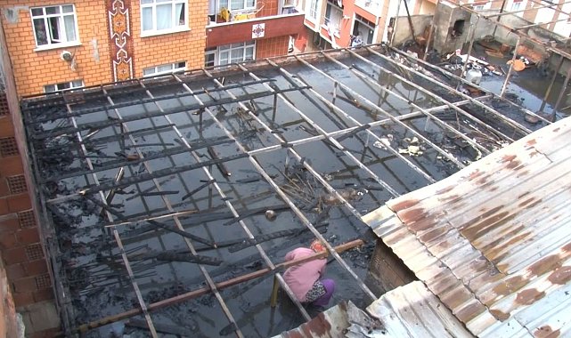 Esenyurt'ta 4 katlı binada çatı yangını