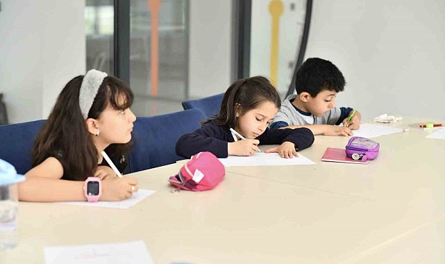 Esenyurt'ta Çocuk Üniversitesi'nde çocuklar verimli vakit geçirirken öğreniyor