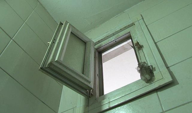 Esenyurt'ta dükkana tuvalet penceresinden giren hırsız pes dedirtti