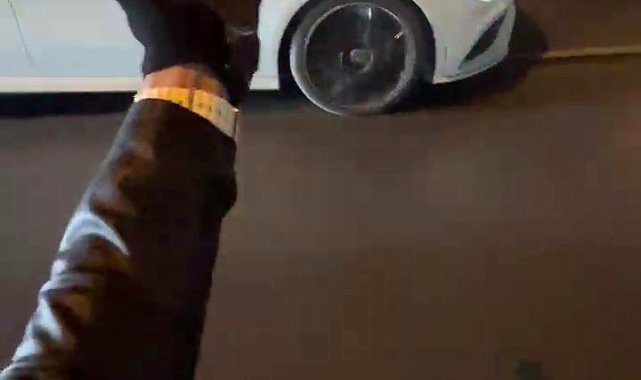 Esenyurt'ta seyir halindeki otomobil ile motosikletli arasındaki tehlikeli inatlaşma kamerada