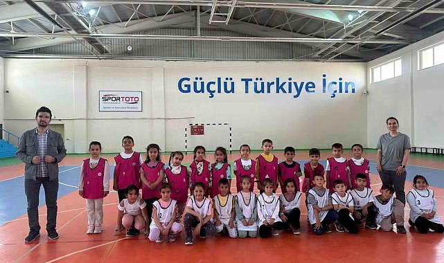 Eskil'de geleneksel çocuk oyunları oynanıyor