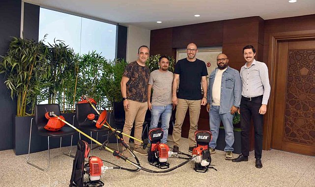 Esnaflar Germencik Belediyesi'ne çim biçme makinesi hediye etti