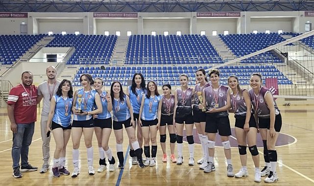 ESTÜ'de voleybol kupaları sahiplerini buldu