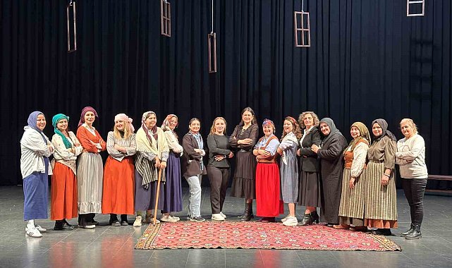Ev hanımları tiyatro oyuncusu oldu
