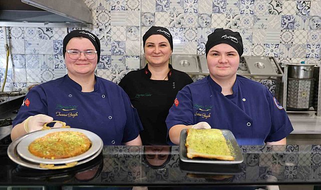 Evinde anne, tezgahta tatlıcı, iş yerinde patron