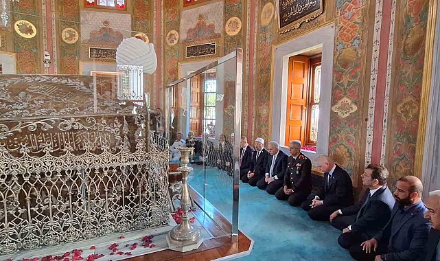 Fatih Sultan Mehmed Han kabri başında dualarla anıldı