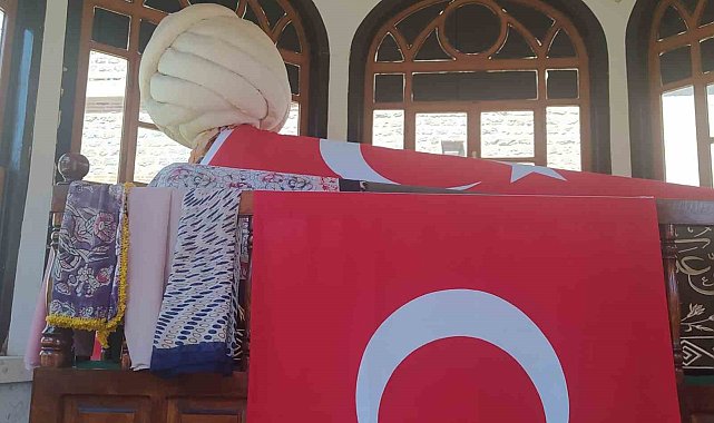 Fatih'in komutanlarından Zağnos Paşa'nın türbesi bayraklarla donatıldı