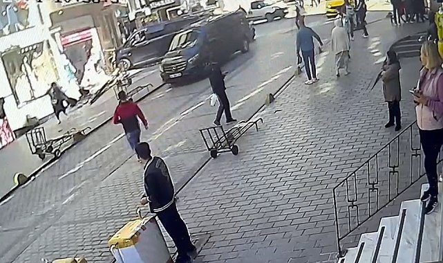 Fatih&#039;te faciadan dönülen kaza kamerada: Kaldırıma çıkan minibüs direği devirip, vitrine çarptı