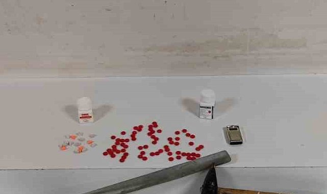 Fatih'te polise satır ve çekiçle direnen torbacı yakalandı