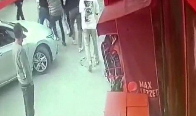 Fatih'te "yol ortasına park" tartışmasında arbede çıktı, 2 polis yaralandı, 3 şüpheli gözaltına alındı