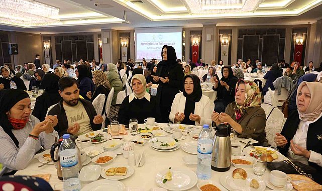 Fatma Betül Sayan Kaya, depremde çocuklarını kaybetmiş annelerle bir araya geldi