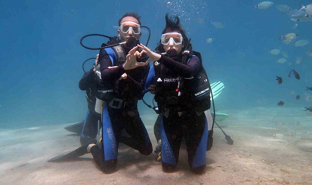 Fethiye'de deniz altında afişli evlilik teklifi