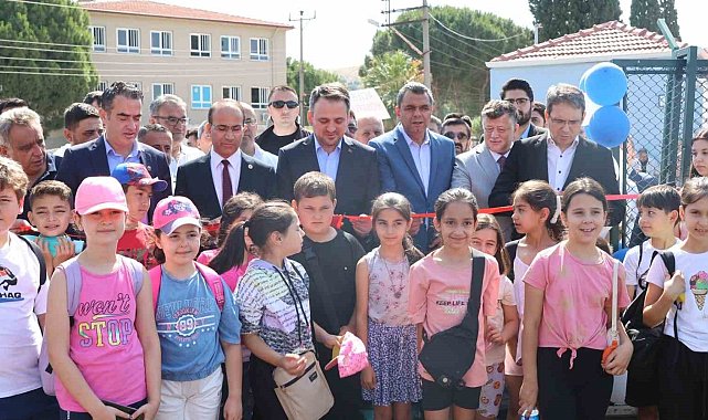 FIFA standartlarındaki futbol sahası törenle açıldı