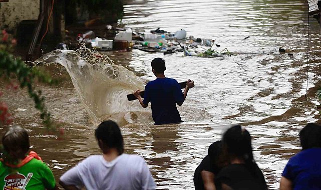 Filipinler'i Aghon Tayfunu vurdu: 3 ölü, 7 yaralı