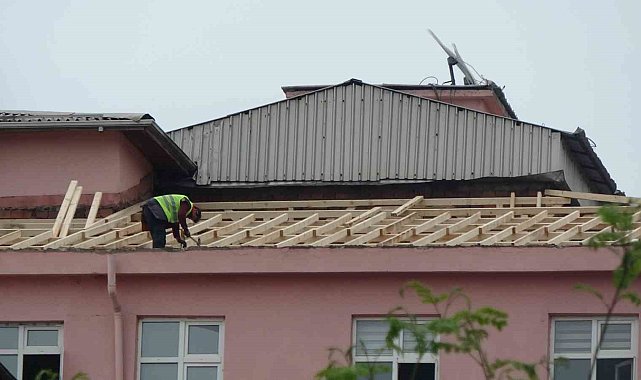 Fırtına az kalsın faciaya yol açacaktı, o anlar güvenlik kamerasına yansıdı