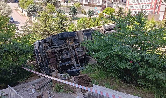 Freni arızalanan belediye kamyonu apartmanın bahçesine devrildi