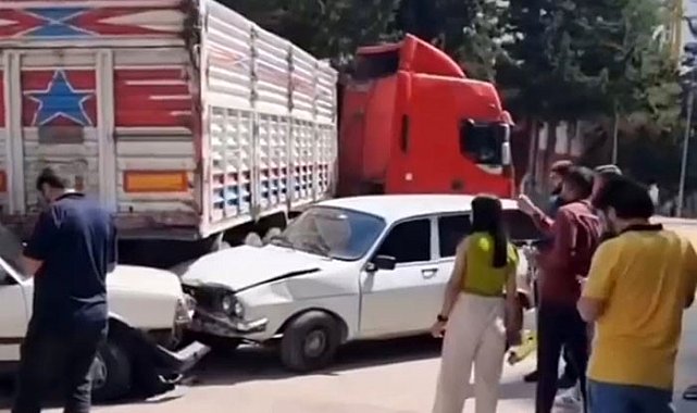 Freni tutmayan tır, çocuk parkı önündeki araçlara çarparak durabildi