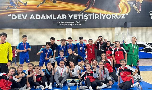 Futsal il birinciliği turnuvasında Mazıdağı Anadolu Lisesi 2 kategoride şampiyon oldu