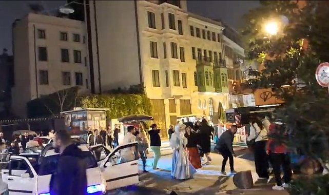 Galata&#039;da &quot;pes&quot; dedirten nişan kutlaması: Hastane yolunu kesip &quot;Erik Dalı&quot; oynadılar