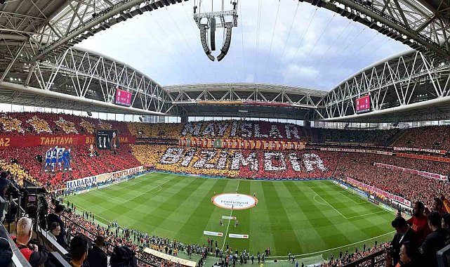 Galatasaray taraftarından derbi için koreografi