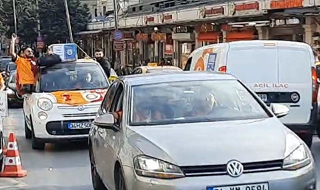 Galatasaray taraftarları Taksim&#039;de Fenerbahçe tabutu gezdirdi