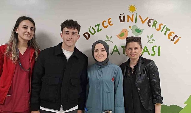 Galatasaray'ın genç futbolcusu Ali Turap Bülbül, hastanede tedavi gören çocukları sevindirdi