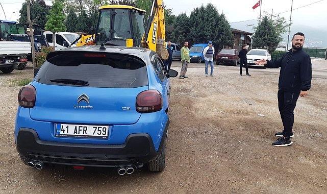 Gaz pedalı takılı kalan otomobil, bebek arabasına çarptı: 2 yaşındaki bebek ağır yaralandı
