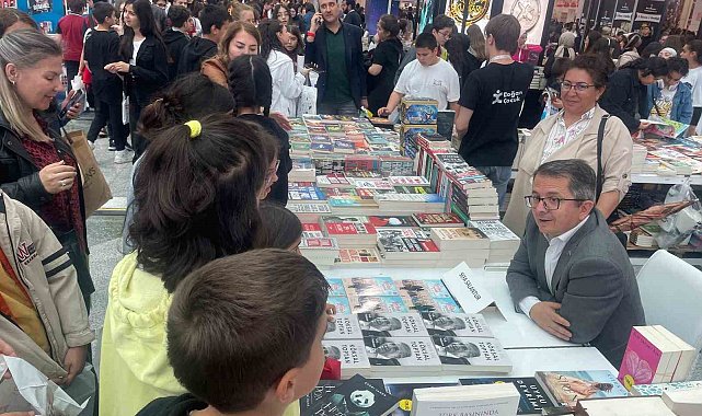Gazeteci Salantur, 20. Ankara Kitap Fuarı'nda okurlarıyla buluştu
