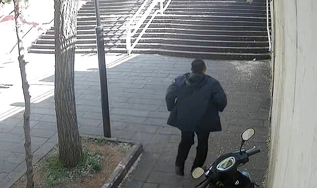 Gaziantep'te bir vatandaş şehitliğin kapısını öptü