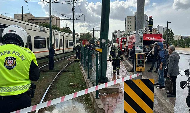 Gaziantep'te tramvayın üzerine yıldırım düştü