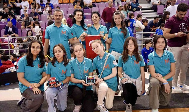 Gaziosmanpaşa BİLSEM öğrencileri Uluslararası Robot Olimpiyatları yarışmasında dünya birincisi oldu