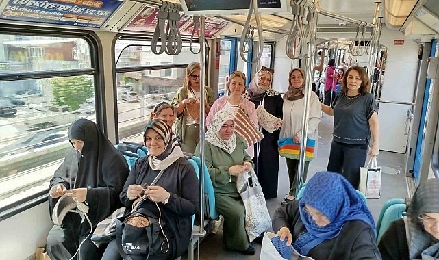 Gazze için metroda örgü örerek yolculuk yaptılar