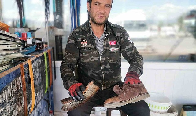 Gediz Otogarı'nda 25 yıldır ayakkabı boyacılığı yapıyor