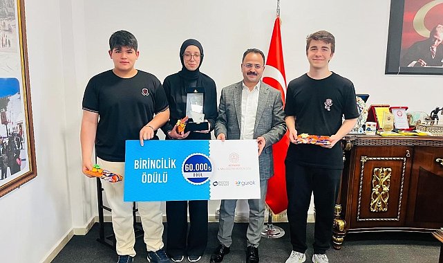 Gediz'de Kaymakam Alkan, başarılı öğrencilerle bir araya geldi