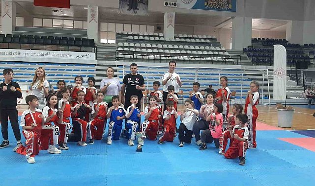 Gedizli kick boksçular Turgutlu'dan 14 madalya ile döndü