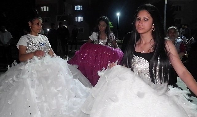 Genç kızlar gelinlik giyip 98 müziklerle Hıdırellez'i kutladı