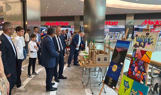 Genç ressamlar sergi açtı