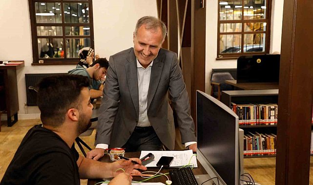 Gençlerin yeni mekanı nöbetçi kitaphane oldu