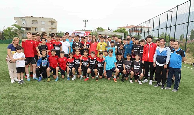 Gençlik Turnuvası'nın şampiyonluk kupasını Başkan Durbay verdi